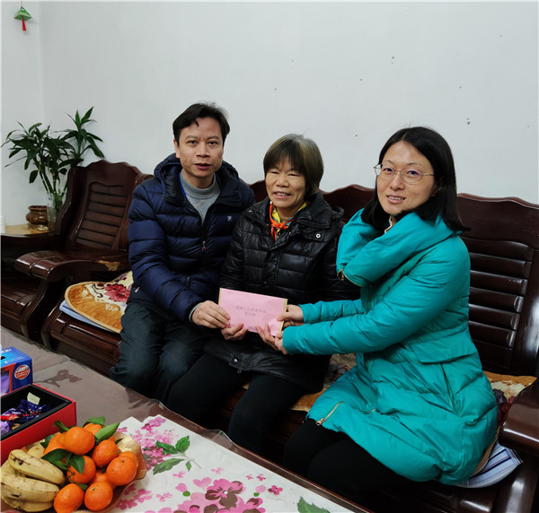 心系困难遗属 走访慰问送温暖:1月19日下午,唐刚健副院长带队先后走访慰问了中医院及皮肤病医院困难遗属刘来喜、熊秀英,向他们送上慰问金及新年祝福。(黄婧).jpg